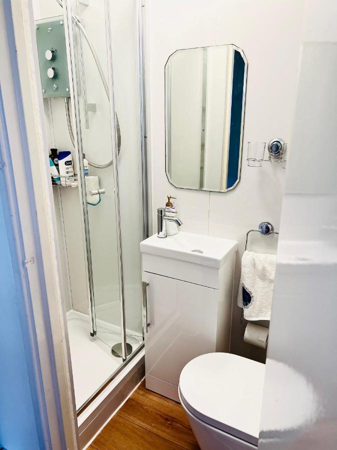 Modern Cosy Room With Private Bathroom هارو المظهر الخارجي الصورة