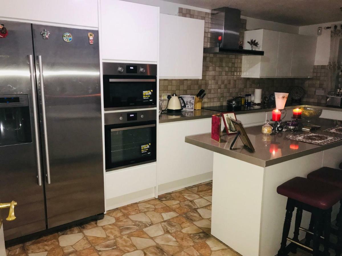 Modern Cosy Room With Private Bathroom هارو المظهر الخارجي الصورة