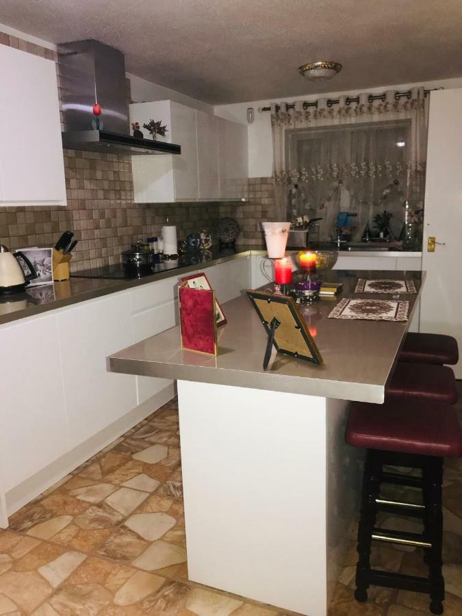 Modern Cosy Room With Private Bathroom هارو المظهر الخارجي الصورة